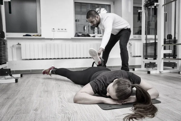Sırasında Bacak Egzersizleri Vasıl Jimnastik Salonu Kadın Yardımcı Antrenör — Stok fotoğraf