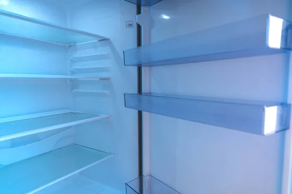 オープンのきれいな冷蔵庫のドアで空の棚 — ストック写真