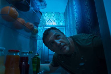 Aç adam için gıda eş onun buzdolabı raflar gıda açık kapı içinde aşağı bükme gece arama