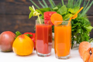 Taze sebze ve meyve, liquidised smoothies iki uzun boylu gözlük ve karışık taze mutfak otlar büyük bir grup ile sağlıklı beslenme kavramı