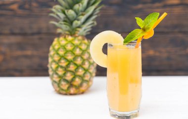 Bardak ananas meyve karşı saman ile taze sıkılmış meyve suyu