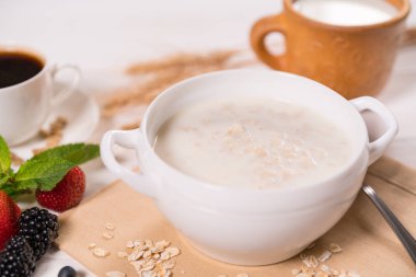 Kahvaltı Masası görünümü kadar yakın içinde karşı yulaf lapası ile kase