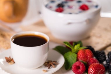 Fincan aromatik espresso kahve taze meyveleri ve bir kase lezzetli bir kahvaltı için arka planda sütlü mısır gevreği ile
