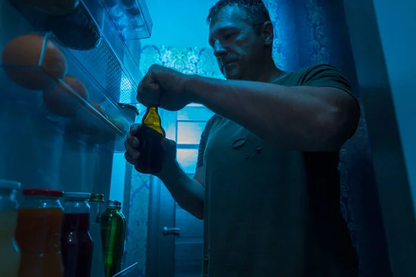 Bir Şişe Soğuk Bira Buzdolabından Açılış Adam Gece Boyunca Onun — Stok fotoğraf