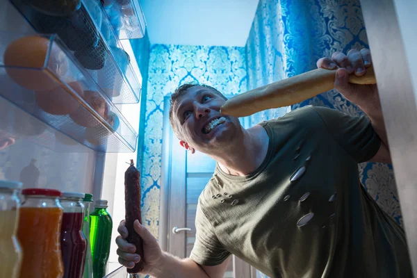 Homem Ganancioso Mastigando Uma Baguete Salame Inteiro Porta Aberta Geladeira — Fotografia de Stock