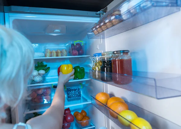 Mujer Tomando Pimiento Dulce Fresco Una Nevera Una Vista Sobre — Foto de Stock