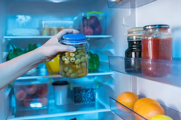 냉장고에 올리브와 항아리에 — 스톡 사진