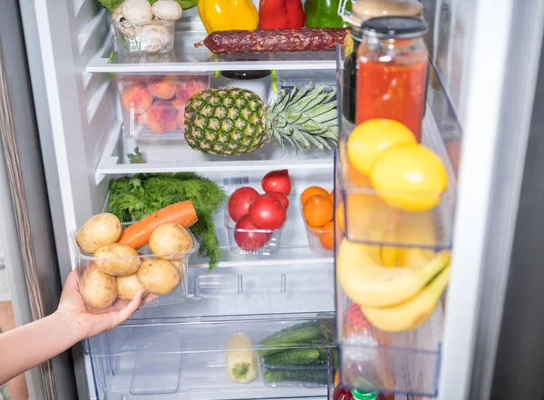 Persona Que Toma Recipiente Plástico Con Verduras Frescas Del Refrigerador — Foto de Stock