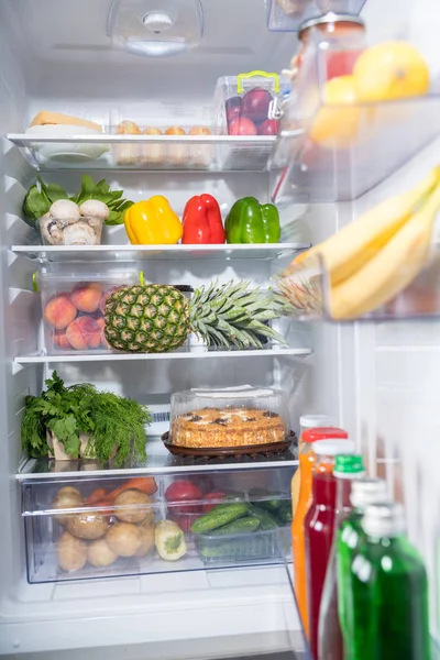 Изобилие Свежих Продуктов Питания Открытом Холодильнике — стоковое фото