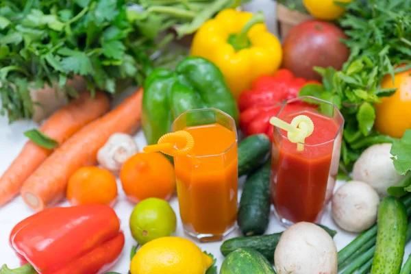 Urval Friska Frukt Och Vegetabiliska Ingredienser Med Två Glas Färskpressade — Stockfoto