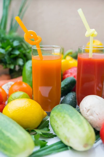 Urval Färsk Frukt Och Vegetabiliska Ingredienser Med Två Friska Smoothies — Stockfoto