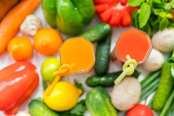 Diverse Verse Rijpe Vruchten Groenten Met Twee Glazen Van Vers — Stockfoto