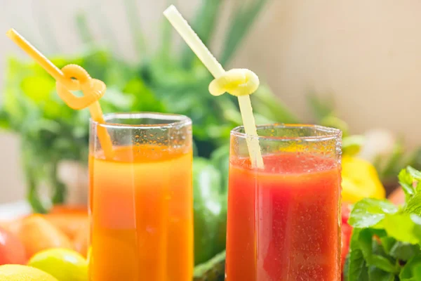 Dos Vasos Frutas Verduras Frescas Saludables Batidos Contra Fondo Hierbas — Foto de Stock