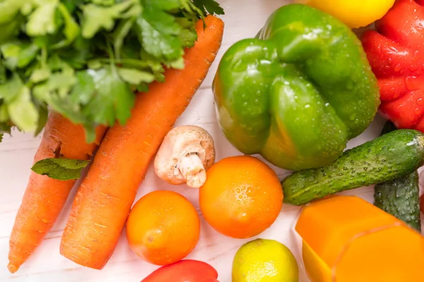 Gesundes Sauber Gewaschenes Frisches Gemüse Mit Wassertröpfchen Darunter Bunte Paprika — Stockfoto
