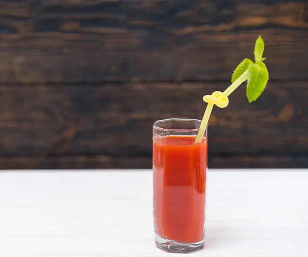 Glas Färsk Tomatjuice Med Sugrör Och Mynta Blad Mot Trä — Stockfoto