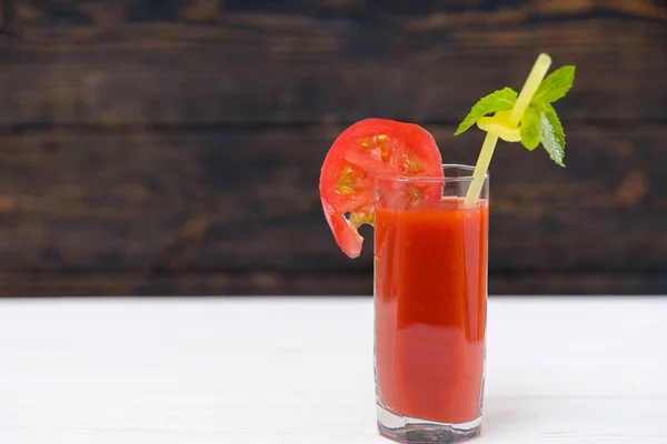 Glas Färsk Grönsaksjuice Med Skiva Tomat Och Mynta Blad Plast — Stockfoto