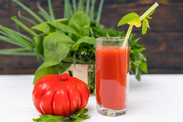 Smoothie Tomate Fresco Suco Copo Alto Com Punnet Ervas Frescas — Fotografia de Stock