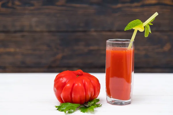 Ekologiska Tomat Ljuga Genom Glas Grönsaksjuice Med Halm — Stockfoto
