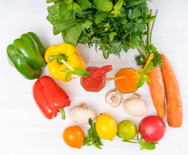 Verschiedene Frische Tropische Kräuter Obst Und Gemüse Verstreut Auf Einer — Stockfoto