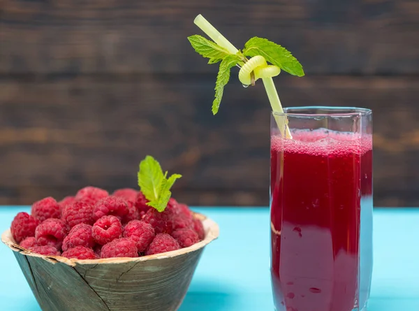 Tál Friss Szedett Málna Pohár Gyümölcslé Szalma — Stock Fotó