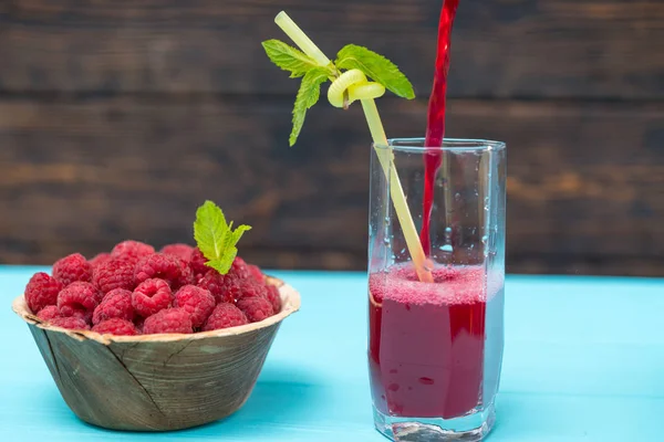 Ömlött Juice Üveg Tál Friss Szedett Málna — Stock Fotó