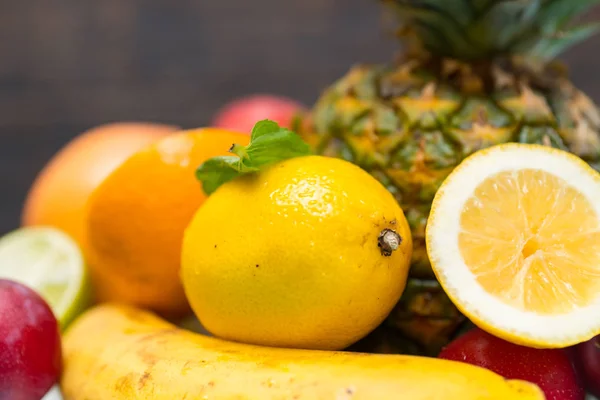 Selección Frutas Tropicales Frescas Verano Con Una Vista Cercana Colorido — Foto de Stock