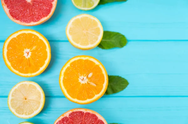 Fileiras Citrinos Frescos Cortados Pela Metade Com Toranja Rubi Limão — Fotografia de Stock