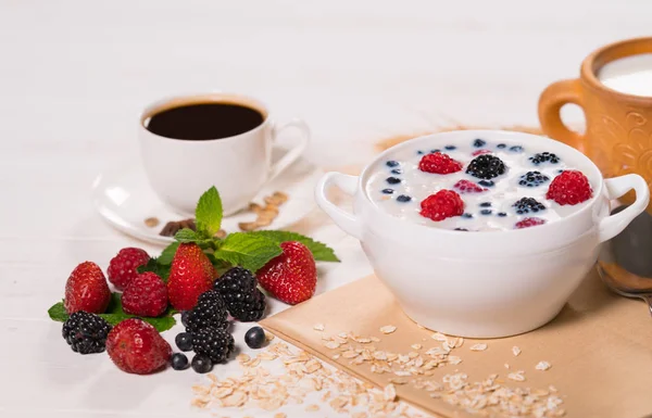 美味的晨餐与谷物与新鲜的浆果 包括蓝莓 覆盆子 草莓和黑莓与新鲜水果一起的健康早餐 — 图库照片