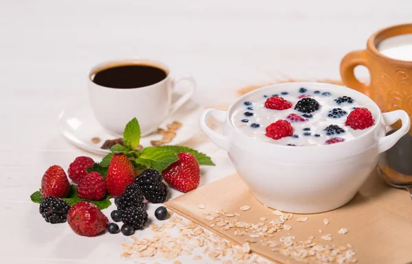 Leckeres Frühstück Mit Müsli Und Frischen Beeren Wie Blaubeeren Himbeeren — Stockfoto