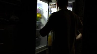 Susuz adamın gece bir içki için arıyorsunuz