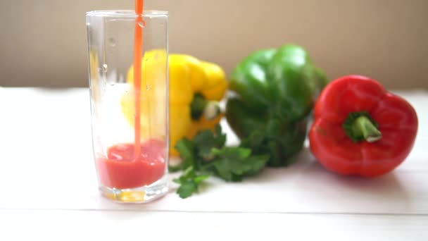 Hälla ett glas färsk paprika smoothie — Stockvideo