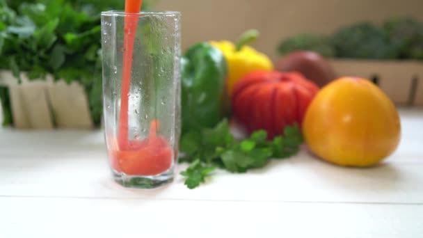 Verter un batido de verduras saludables en un vaso — Vídeo de stock