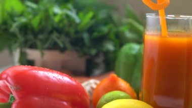 Uzun bir bardak içine dökme taze sebze güler yüzlü