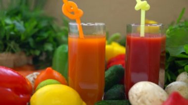 İki sağlıklı taze sebze smoothies üzerinde vınlamak dışarı