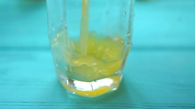 Taze portakal suyu bir bardak doldurma üzerinde Kapat