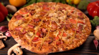 Bütün lezzetli Akdeniz pizza iplik