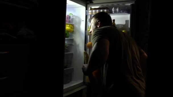 Homem de idade média abertura geladeira para lanche — Vídeo de Stock