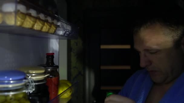 抑郁的中年男子酗酒成瘾 — 图库视频影像