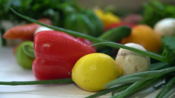 Несколько овощей и фруктов, сидя на столе — стоковое видео