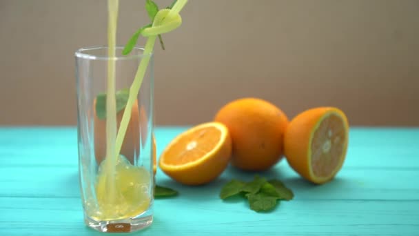 Jus d'orange frais versé dans un verre — Video