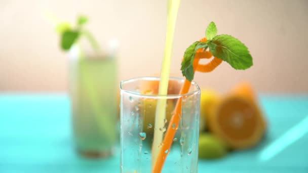 Налить свежевыжатый апельсиновый сок в стакан — стоковое видео