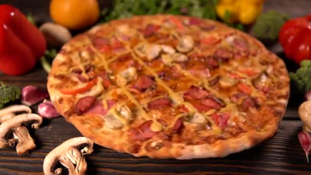 Hausgemachte italienische Pizza dreht sich auf einem Karussell — Stockvideo