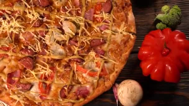 Смачна хрустка домашня піца — стокове відео