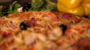 Ev yapımı geleneksel İtalyan pizza ve malzemeler