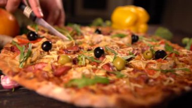 Dilimleme ve lezzetli bir pizza pişmiş dönen kişi