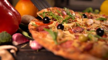 Lezzetli ev yapımı pizza bir dilim hizmet veren kişi