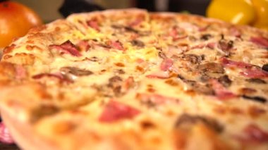Pizza bir dilim bir spatula kaldırma kişi