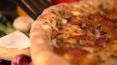 Hizmet lezzetli pizza bir dilim üzerinde Kapat