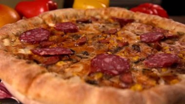 Siyah ve yeşil zeytin pizza üzerine dökülen kişi