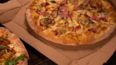 Jambon ve peynir ve roka ve salamlı pizza